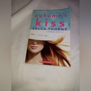 Book Autumn's Kiss (Autumn Falls, #2) by Bella Thorne